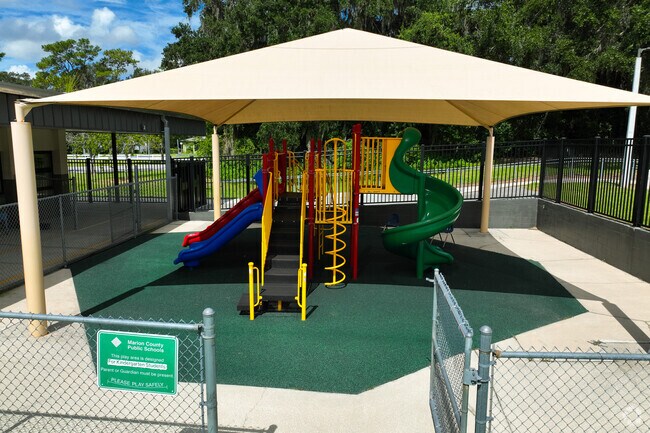 Wyomina Park Elementary School
has a playground near the forest.