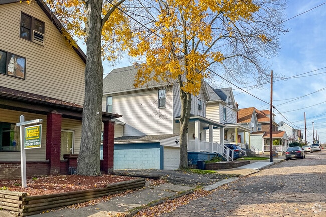 Modest-sized homes are the most common in Freedom.