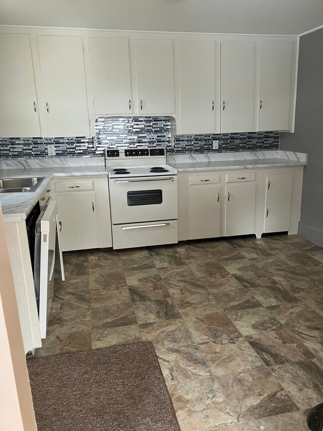 7 Park Ave unit 7 Park Avenue, Claremont, NH 03743 - photo 4