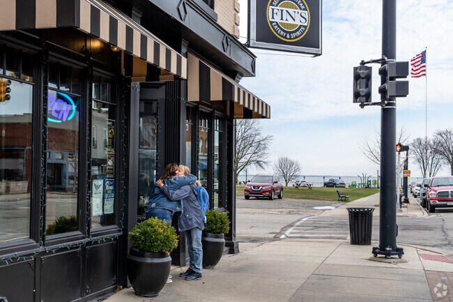 Fin’s anchors downtown with lakeside lunch and relaxed happy hour.
