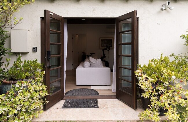 Fully Furnished Back House- Prime Location, Los Angeles, CA 90036 - photo 7