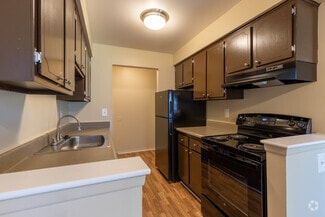 30040 Kingsbridge Dr, Gibraltar, MI 48173