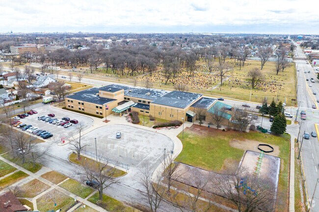 Kenwood Elementary School has an outdoor space for students.