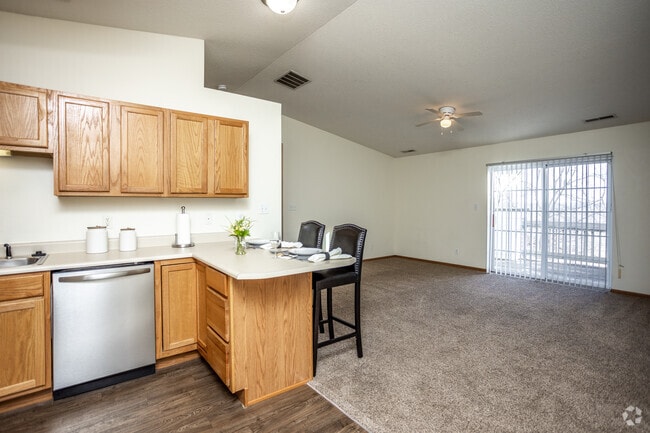 Stonegate, Cedar Rapids, IA 52403 - photo 2