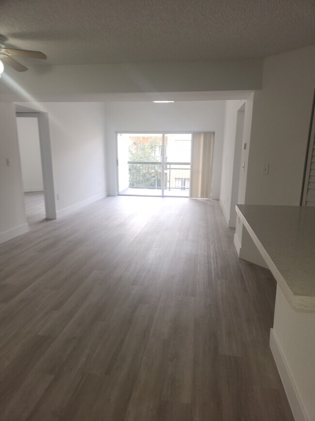 6292 NW 186th St unit 303, Hialeah, FL 33015 - photo 2