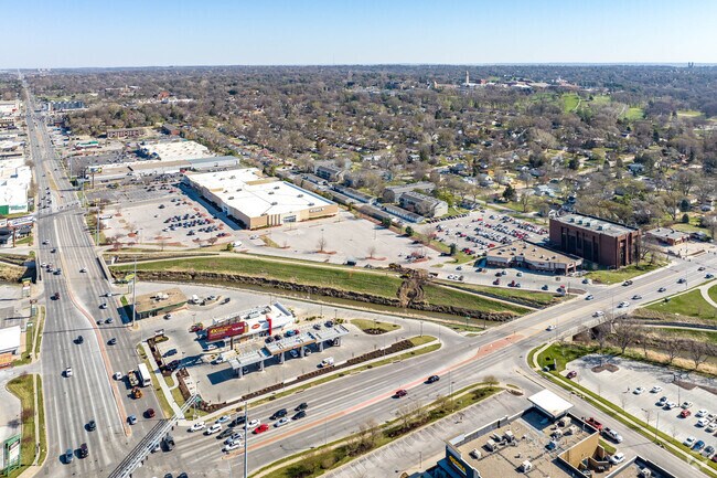 The south west Elmwood Park is located near many shopping and recreational opportunities.