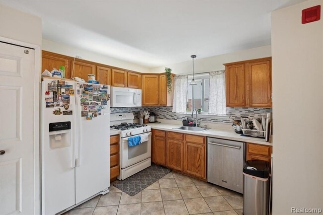 44563 Savery Dr, Canton, MI 48187 - photo 4