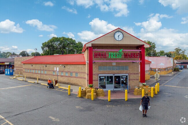 Royal Fresh near Grandmont 1 serves all your grocery needs.
