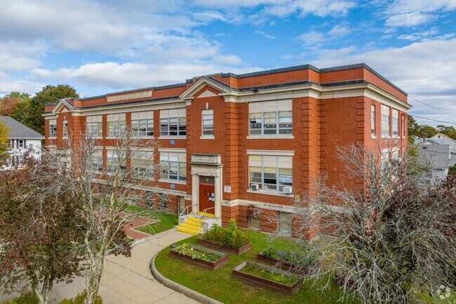 W. R. Dutemple School is located in the city of Cranston, RI.