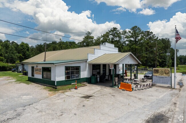 Harolds Country Club near Sheldon serves southern staples.