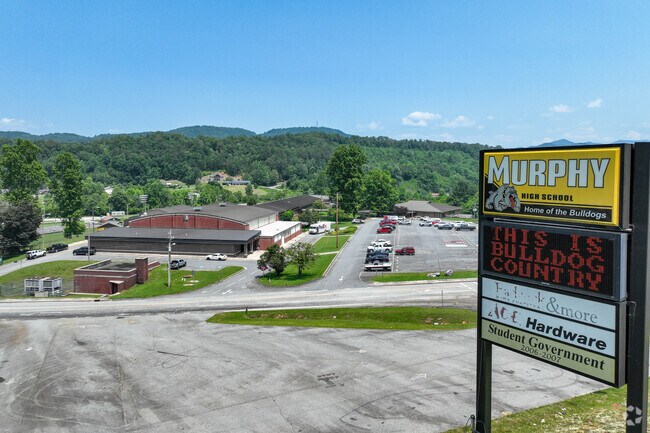 Murphy High School has 489 students in grades 9-12 with a student-teacher ratio of 14 to 1.