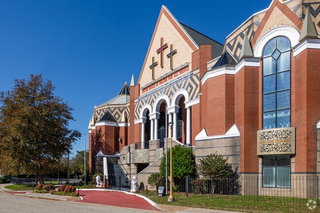 There are many churches and a strong spiritual community in Marshall.