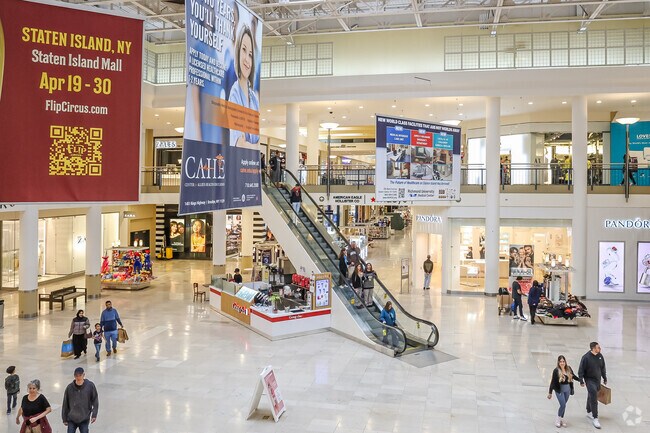 Staten Island Mall has over 200 stores.