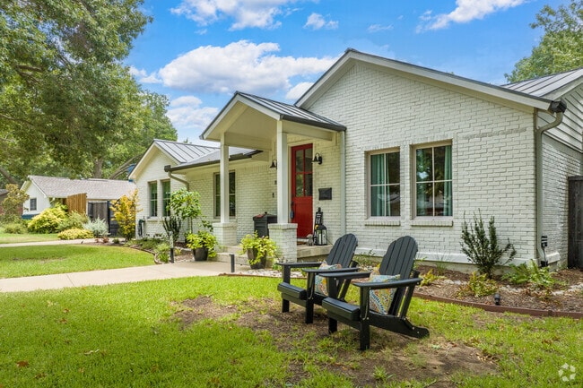 Call Richardson Heights your next home.