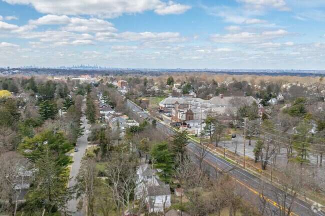 Northern Boulevard runs throughout Munsey Park and has several shops and restaurants.