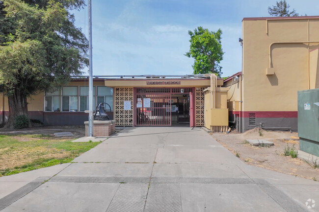 August Elementary is a well-kept facility in August, Stockton.