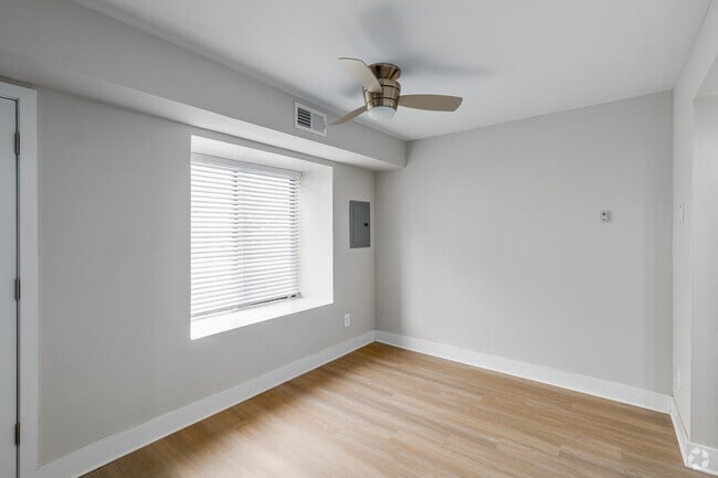2 BR, 1.5 BA - 1032SF - Dining Area