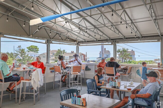 Petey’s Summertime Seafood & Bar is a fantastic spot in Rye to enjoy a classic lobster roll and creamy chowder, all while taking in scenic rooftop views of the coastline.