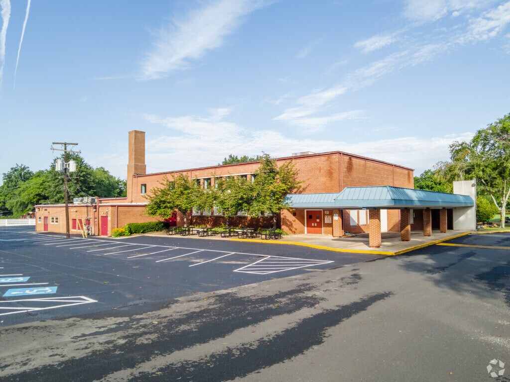 Students in grades K-8 are invited to attend the St. Michael Catholic School in Annandale, VA.