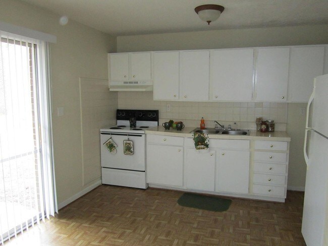 Small 2Bd/1Ba Kitchen
