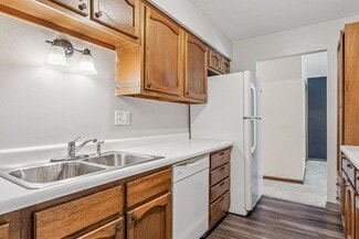 1867 Pinehurst Ct, Waterloo, IA 50701