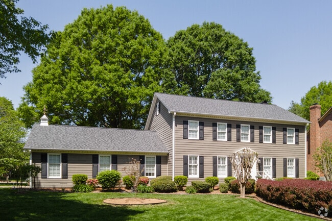 Starmount Forest. Home Style Colonial Side-Gable Roof in Hobbs rd