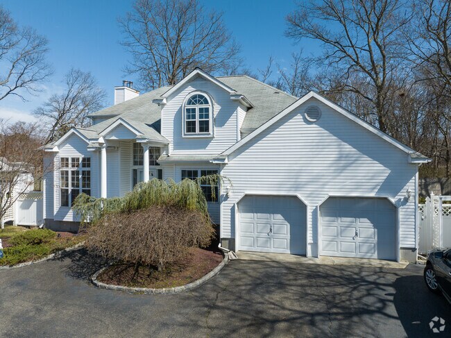 Lovely Colonial home in the heart of Islandia.