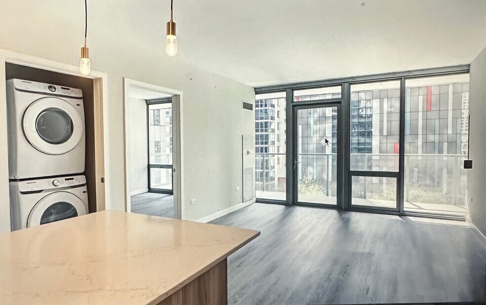 347 E Wacker Dr unit 308, Chicago, IL 60601 - photo 1