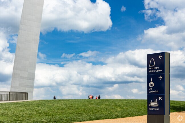 Gateway Arch stands 630 feet tall near Franz Park, attracting tourists year-round.