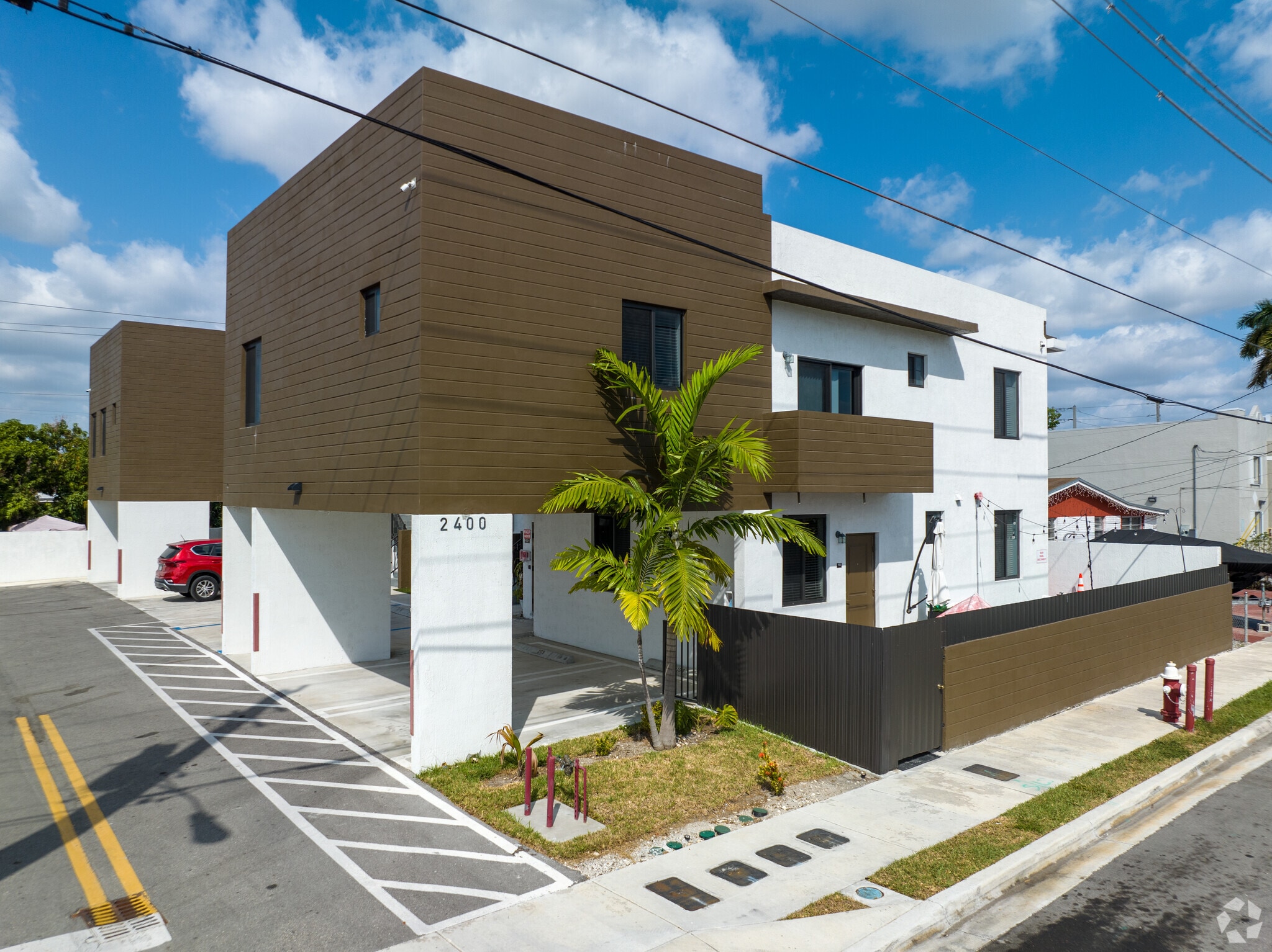 Another beautiful example of modern and sleek townhomes so popular in Seminola City in Hialeah.