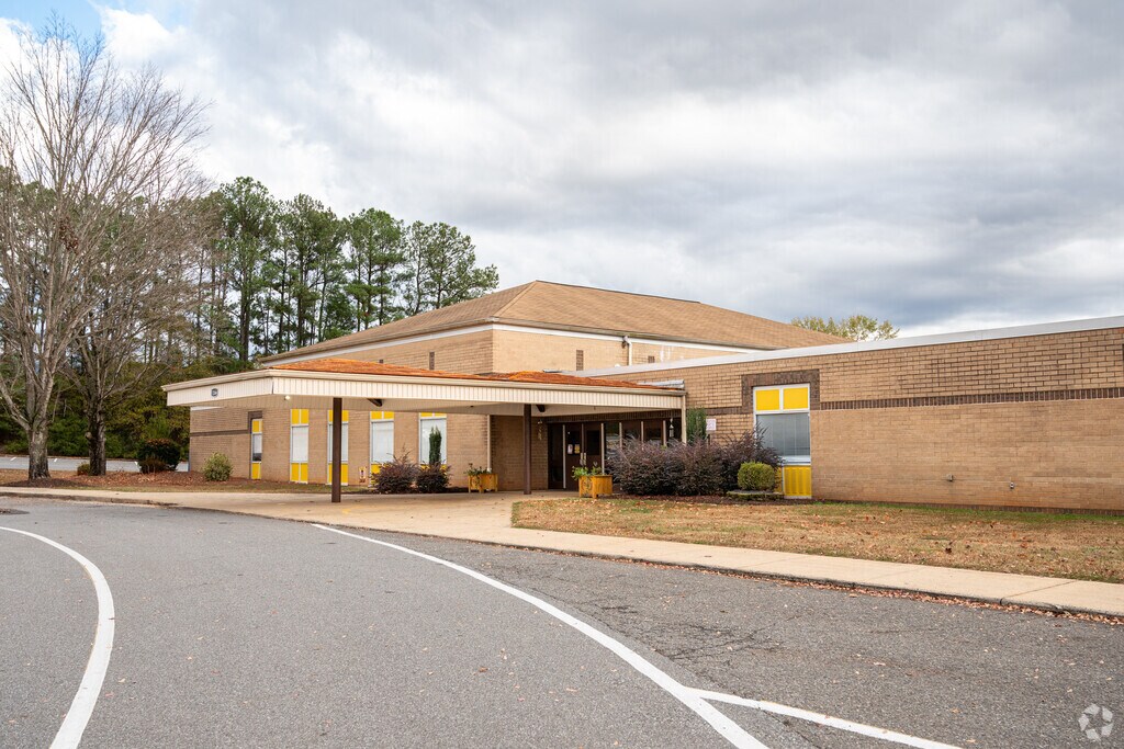Jefferson Elementary School provides education in the neighborhood of 
Cleveland County.