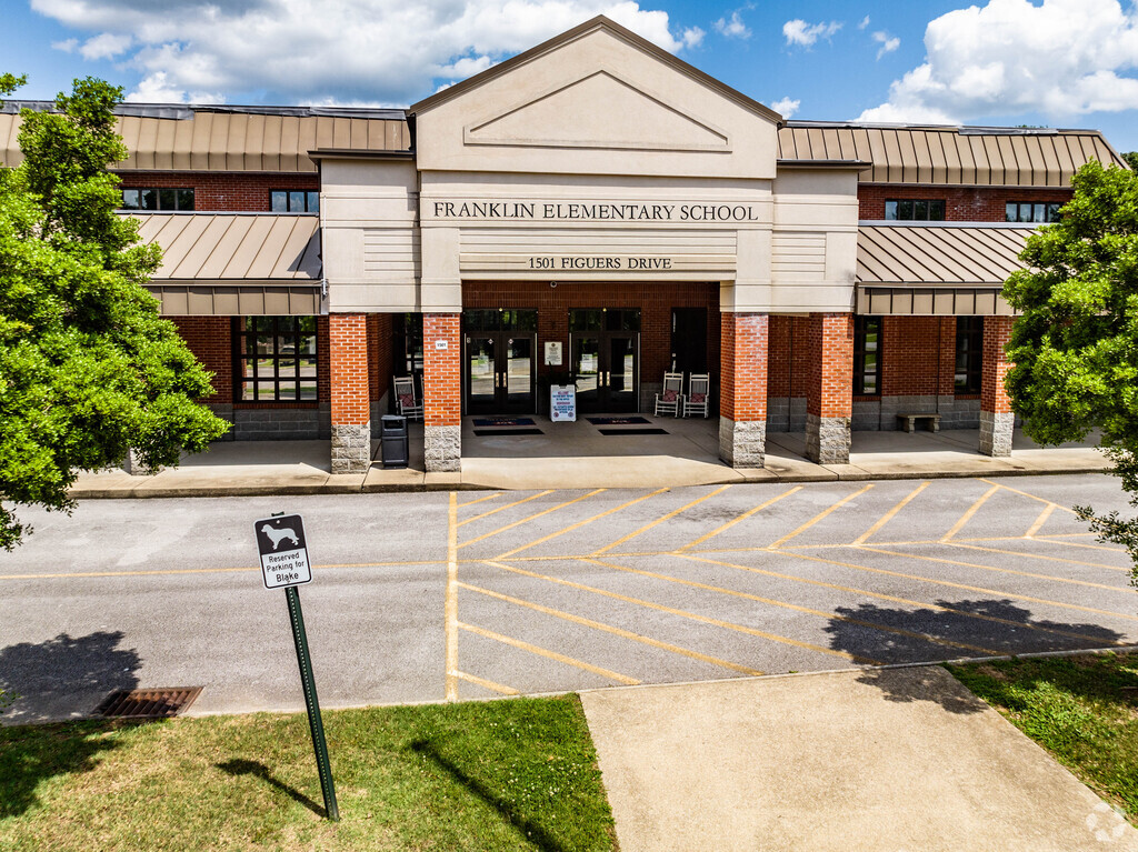The front entrance to Franklin Elementary in Downtown Franklin.