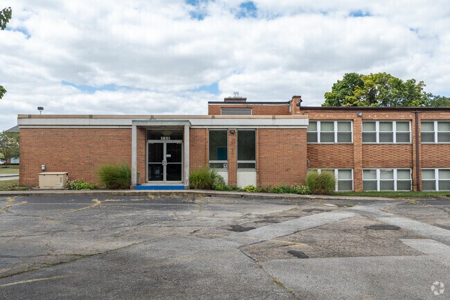 Mater Dei Academy has a student to teacher ratio of 2 to 1.