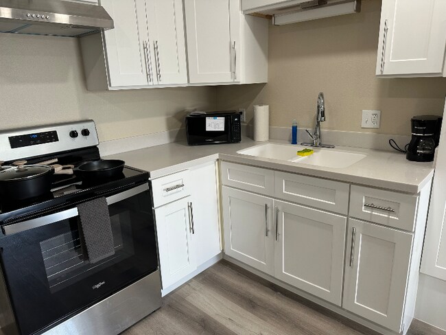 135 W Monroe St unit 3, Kountze, TX 77625 - photo 3