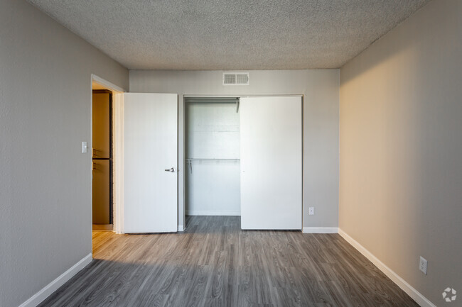 2BR, 2BA - 881SF