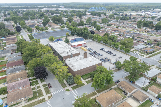 Virgil Grissom Elementary School is located conveniently in a residential area.