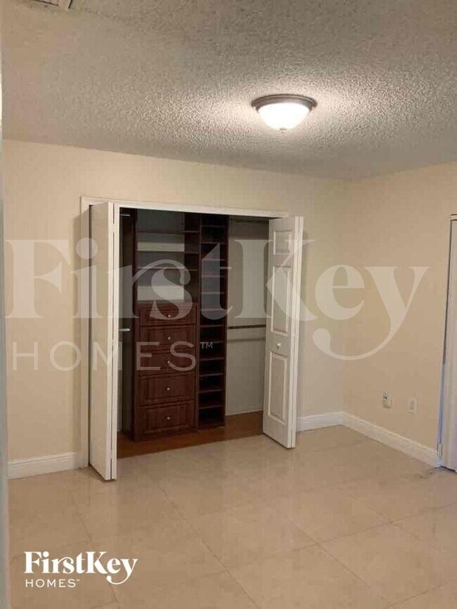 8410 NW 27th Place, Sunrise, FL 33322 - photo 5