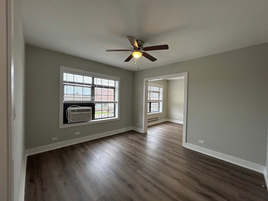 725 Saint Johns Ave unit 1, Highland Park, IL 60035 - photo 1