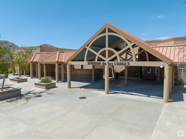 Entrance of Kyrene de las Lomas  School.