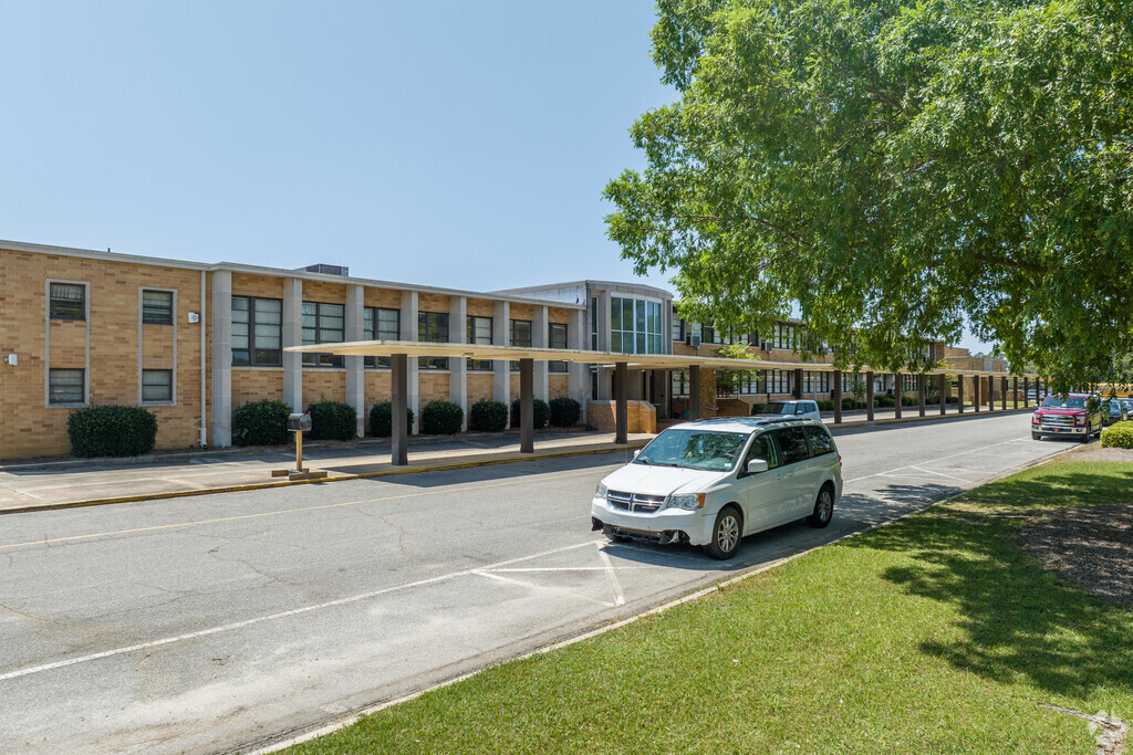 Eight Street Middle School in Tifton, GA receives a B- on Niche.