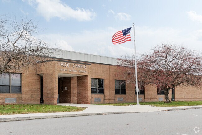 55% of students achieve proficiency in reading at Lakeland Elementary School in Scott, PA.