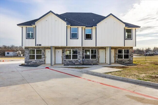 645 N Mccart St unit 5, Stephenville, TX 76401 - photo 2