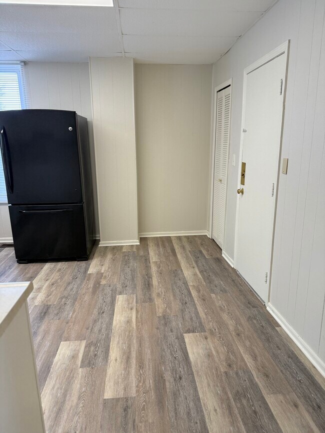 813 W Saint James St, Peoria, IL 61606 - photo 5