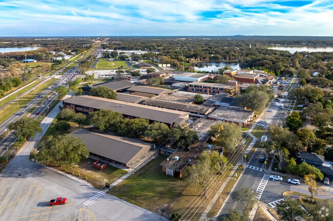 Lakeland Senior High School is an above average, public high school located in Lakeland, FL.