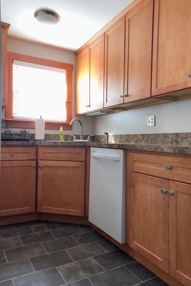 184 Thornton St unit 1, Manchester, NH 03102 - photo 6