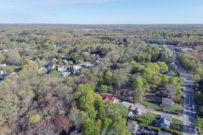 Quiet and yet close to major routes, the Allenton neighborhood is a splendid place to buy a house.