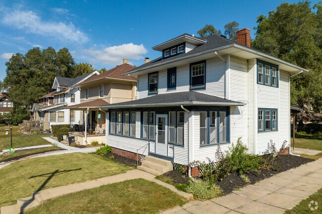 American Foursquare homes are common throughout Saratoga.