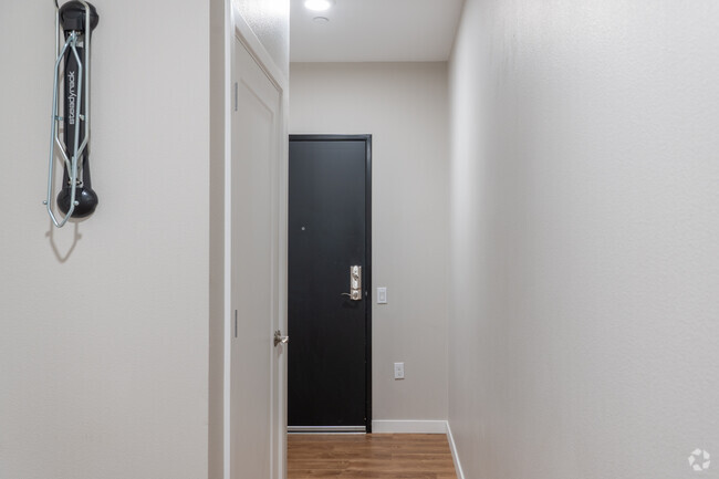 1BR, 1BA, - 761SF - Entrance