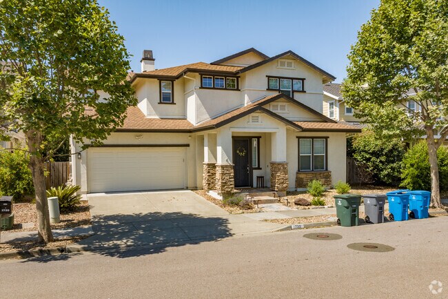 The newer homes in Petaluma tend to be modern versions of Spanish-style and Craftsman homes.