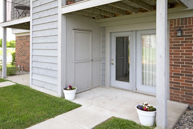 Dupont Lakes Apartments, Fort Wayne, IN 46825 - photo 2